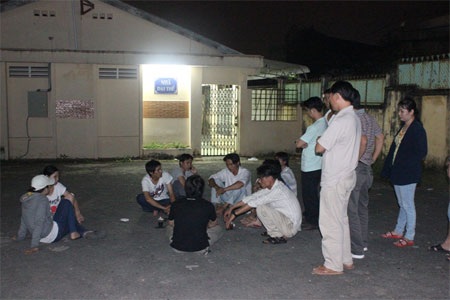 Dàn bê tông hàng chục tấn đè chết một công nhân - 1 Nhiều đồng hương hay tin anh Tuấn gặp nạn đã đến bệnh viện ĐKKV Thủ Đức quyên góp tiền giúp đỡ.