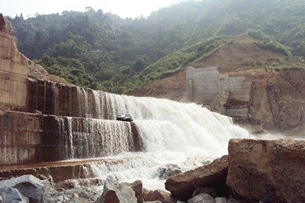 Một phần của đập thủy điện bị cuốn trôi, nhưng chủ đầu tư vẫn nói “vỡ phần đang thi công dở dang”.