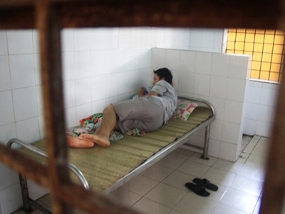 Ảo giác, loạn thần vì “đập đá” - 2 Phải nằm phòng cách ly do chứng ảo giác, mất năng lực kiểm soát bản thân.