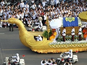 Hà Nội treo cờ rủ tưởng niệm cựu vương Campuchia - 1 Ng