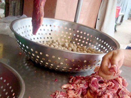 Hãi hùng bò viên - 1 Nguyên liệu thịt bò vụn. Ảnh: THANH NGỌC