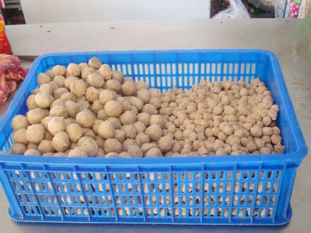 Hãi hùng bò viên - 2 Bò viên được sản xuất từ thịt bò vụn, mỡ heo, mỡ cá (ảnh lớn). Ảnh: THANH NGỌC