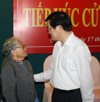  Chủ tịch nước thăm hỏi đời sống cử tri cao tuổi.