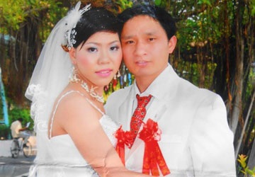 Một cô dâu Việt lấy chồng Trung Quốc bị rơi từ lầu 6 - 1 Chị Tô Thúy Ái khi kết hôn với người chồng Trung Quốc. (Ảnh do gia đình nạn nhân cung cấp)