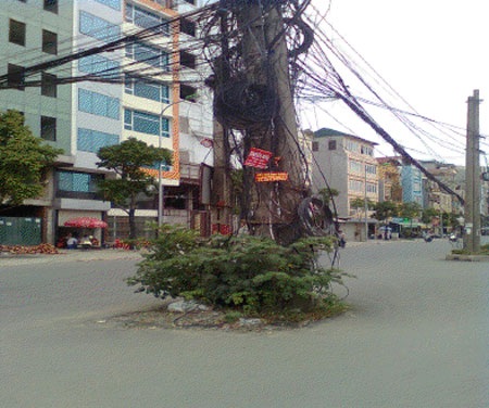 Kinh hãi những cột điện “hiên ngang” giữa đường - 1 Thanh Đạt