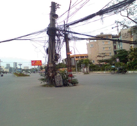 Kinh hãi những cột điện “hiên ngang” giữa đường - 2 Thanh Đạt