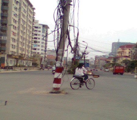 Kinh hãi những cột điện “hiên ngang” giữa đường - 3 Thanh Đạt
