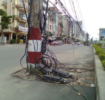 Kinh hãi những cột điện “hiên ngang” giữa đường - 4 Thanh Đạt