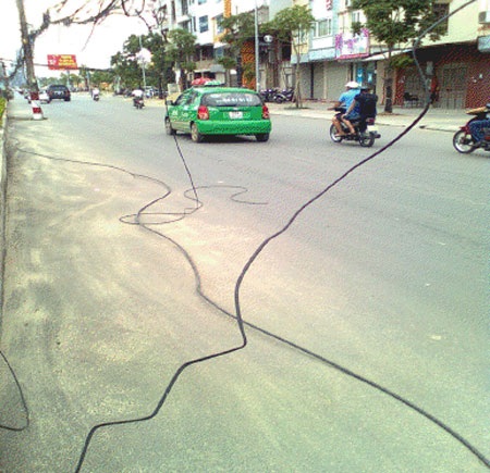 Kinh hãi những cột điện “hiên ngang” giữa đường - 5 Thanh Đạt