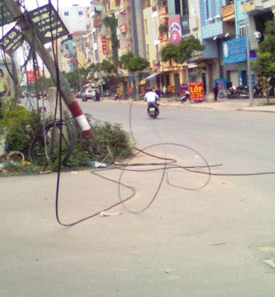 Kinh hãi những cột điện “hiên ngang” giữa đường - 6 Thanh Đạt