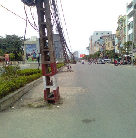 Kinh hãi những cột điện “hiên ngang” giữa đường - 8 Thanh Đạt