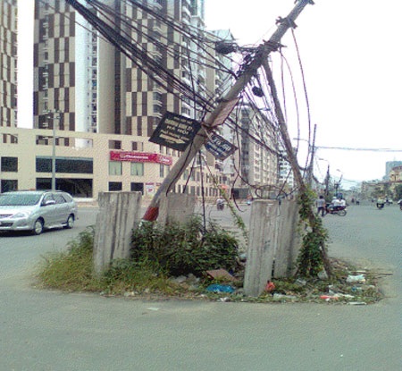 Kinh hãi những cột điện “hiên ngang” giữa đường - 9 Thanh Đạt