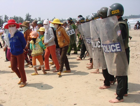 Lực lượng cơ động ngăn chặn người dân hiếu kỳ, lập lại trật tự ở vùng biển chứa cổ vật