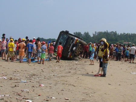 Người dân bao vây xe đặc chủng bị ngã đổ