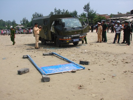 Đến 11h00 cùng ngày, bờ biển Châu Thuận Biển đông nghẹt người.