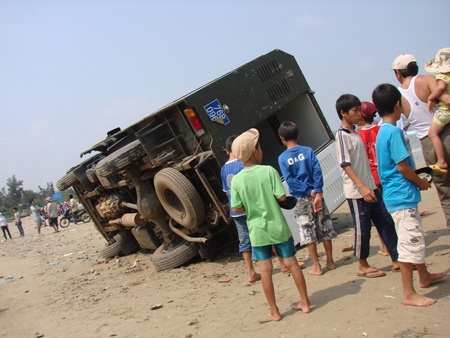 Đến 11h00 cùng ngày, bờ biển Châu Thuận Biển đông nghẹt người.