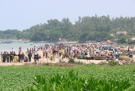 Đến 11h00 cùng ngày, bờ biển Châu Thuận Biển đông nghẹt người.