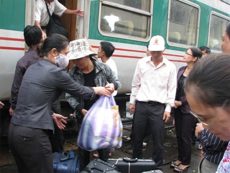 Vụ "bỗng dưng" nhiễm dioxin: 24 người tẩy độc trở về - 1 Hội nạn nhân
chất độc da cam/dioxin Đà Nẵng đón đoàn tại nhà ga