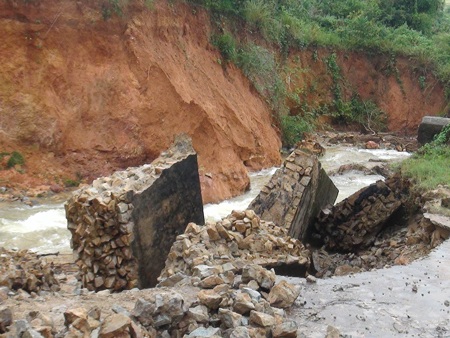 Nguy cơ vỡ đập tràn Đăk Uy trong mùa mưa lũ - 4 Người dân phải làm bờ kè hỗ trợ