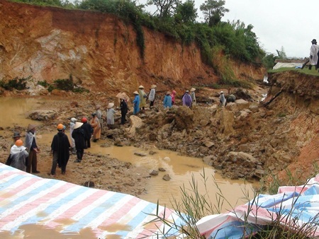 Nguy cơ vỡ đập tràn Đăk Uy trong mùa mưa lũ - 2 Mưa lũ gây sạt lở đập tràn