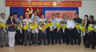 Tặng hoa cho các tập thể, cá nhân hoạt động tích cực vì người nghèo