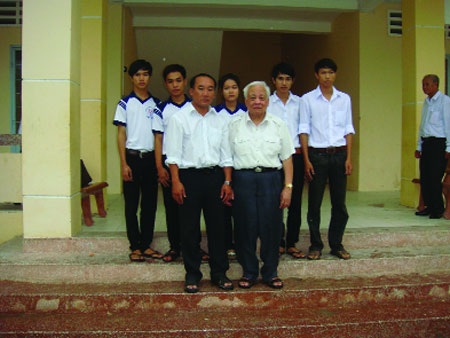 Học sinh trường An Lạc Thôn thí nghiệm lọc nước thải bằng... than và bã mía.