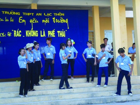 Một buổi sinh hoạt văn nghệ của Câu lạc bộ “Em yêu môi trường” - Ảnh: N.H