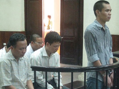 Hà Nội xét xử 33 vụ án tham nhũng trong 9 tháng - 1 Lê Quang Khải (đứng) bị kết án tử hình vì tham ô tài sản.