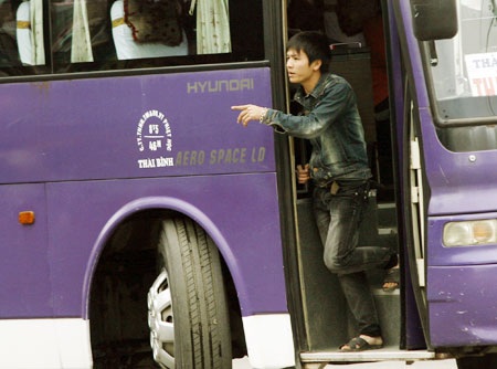 Hành khách vẫn phó mặc tính mạng cho lái xe - 1 Xe khách chạy như rùa trên đường để bắt khách.