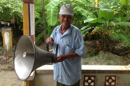 Đang đi thì gặp…“mõ làng” - 1 “Còn sống thì tôi còn làm mõ”. ảnh: H.V.M