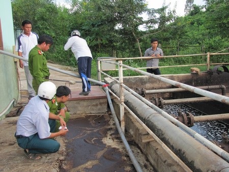 Nước suối Cây sanh đen như nước cống