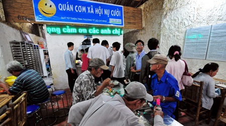 Chuyện “đỡ lắm” ở quán cơm Nụ Cười - 1 Khách đến ăn tại quán cơm xã hội Nụ Cười - Ảnh: T.ĐẠM