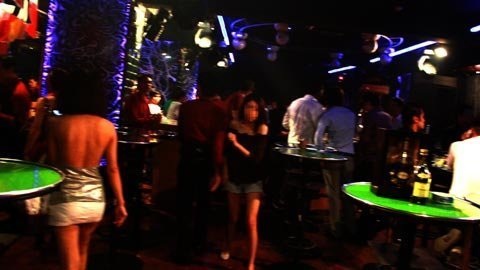 Những “sát thủ nhí” trong thế giới đèn màu - 1 Quán bar ở các vùng giáp ranh luôn tiềm ẩn nguy cơ đụng độ.
