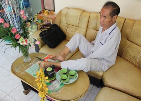 Chuyện tình cảm động của “người phi thường” - 1 Thầy Ký dùng chân cắm hoa