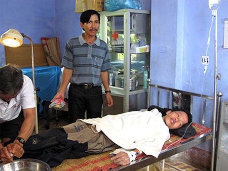 Tìm thấy một người mất tích nhiều ngày trong rừng sâu - 1 Trần Văn Tuấn được
chăm sóc điều trị tại bệnh viện huyện Bắc Trà My và đã qua cơn nguy kịch.