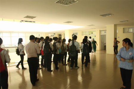 Đoàn học sinh tới bệnh viện chia các phần cơm cho người nghèo