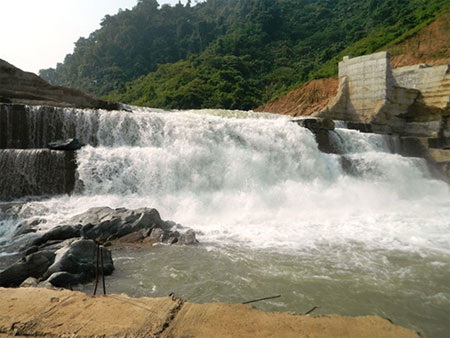 Vỡ đập thủy điện Đakrông 3: Chủ đầu tư chịu mọi trách nhiệm - 1 Đập thủy điện Đakrông 3 bị vỡ trong mùa mưa bão khiến người dân lo lắng