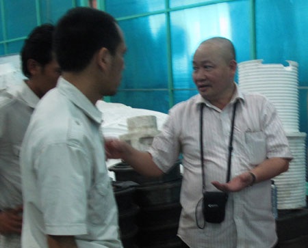 Đằng sau ánh hào quang của doanh nhân - 1 Ông Cường (phải) trao đổi công việc với cán bộ kỹ thuật trong quá trình sản xuất