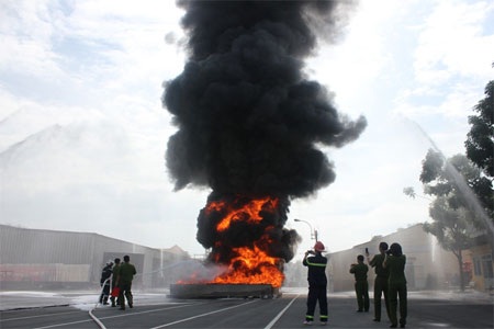 Buổi diễn tập cứu hỏa bằng xe chữa cháy công nghệ 1-7 được đánh giá rất hiệu quả.