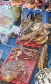 Quý bà xuất ngoại săn xuân dược - 1 Cận cảnh mẻ hàng độc ở chợ Chba Om Pau.