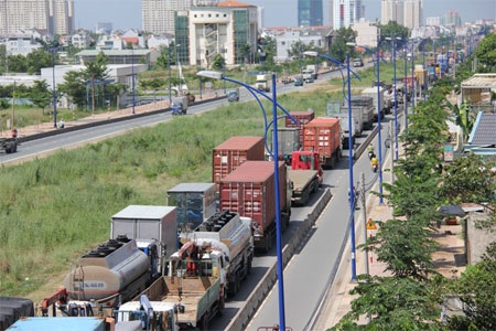 Đại lộ Đông Tây kẹt cứng vì sửa đường