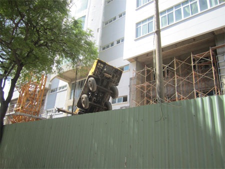 Chiếc xe cẩu chổng vó lên trời