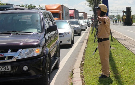 Đại lộ Đông Tây kẹt cứng vì sửa đường