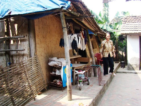 Lê thê chờ tái định cư - 2 Ngôi nhà tạm bợ của gia đình bà Ngô Thị Dẫn đã xiêu vẹo phải chống đỡ 4 phía.