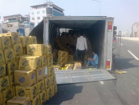 Lại lật xe trên cầu cạn Thanh Trì - 2 Chiếc xe tự lật nghiêng