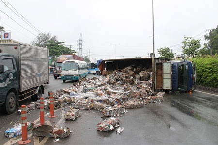 Xe tải "rải" sắt phế liệu đầy đường, tài xế ngất trong ca bin - 3 Sắt phế liệu tràn xuống đường (Ảnh: Vũ Lê)