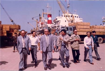 Tầm nhìn đổi mới của nhà lãnh đạo tài năng Võ Văn Kiệt - 1 Thủ tướng Võ văn Kiệt đi thị sát cảng Quy Nhơn cuối năm 1995. Ảnh: Tư Liệu