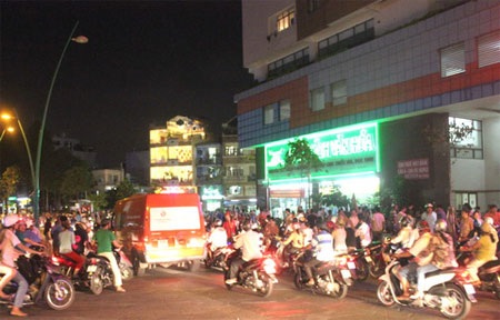 Rơi từ tầng 19, một người nước ngoài chết thảm - 1 Nhiều người hiếu kỳ tụ tập trước cao ốc Scret