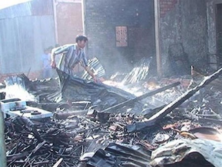 Cháy lớn thiêu rụi 10 căn nhà - 1 Những gì còn lại sau vụ cháy (Ảnh: TTXVN)