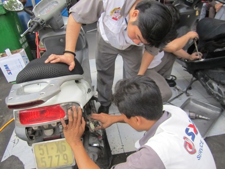 Bà Thu tự mang xe vào cửa hàng sửa chữa xe máy để sửa.